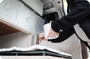 お客様にてご遺骨をお骨上げいただき骨壷へ納めていただきます。